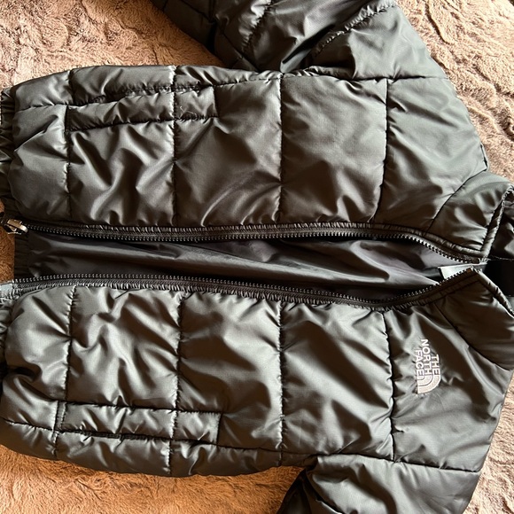 BOYS’ NORTH FACE 2 in 1 JACKET, SIZE 6 - Picture 7 of 11